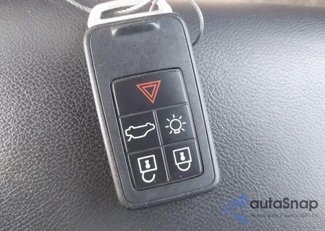 2017 Volvo Xc60 T5 Dynamic z USA, uszkodzony, nr VIN YV440MRR3H2077999